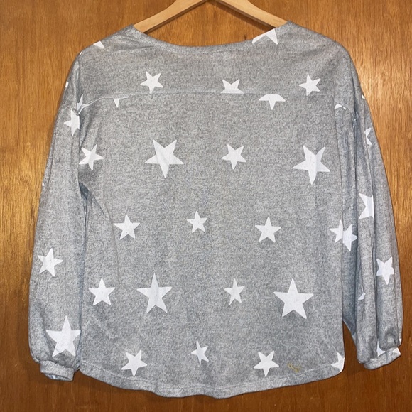 •MODA•GRAY & WHITE BOUTIQUE STAR BALLON SLEEVE AND CINCHED WRIST HEM. SIZE MED. - Picture 4 of 6